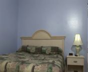 Гулящая молодая блондинка трахается на кровати со знакомым